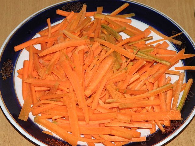 Морковь нарезать соломкой