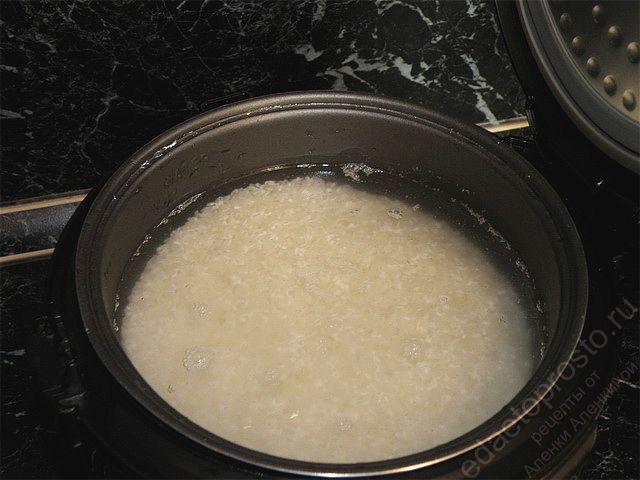 Рис промыть до прозрачной воды и варить