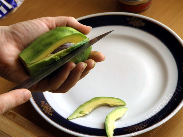 Авокадо очистить и нарезать дольками