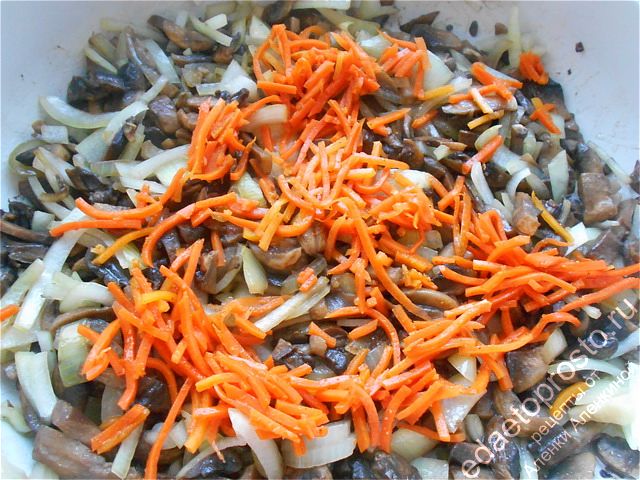 добавляем в начинку морковь