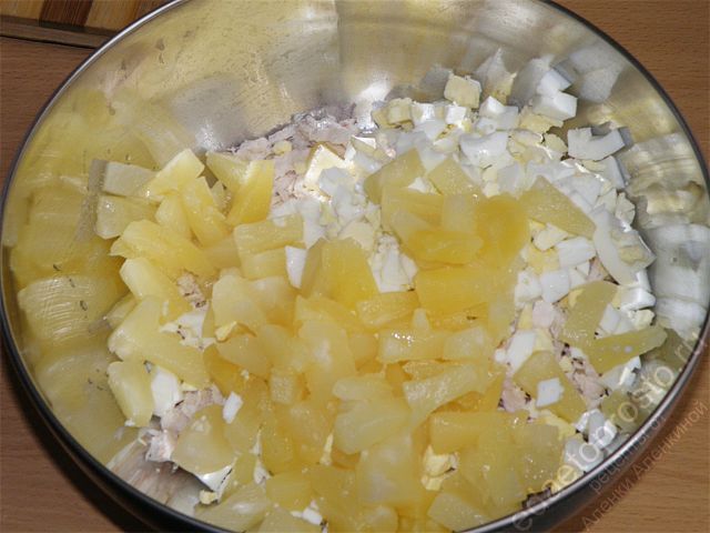 Добавить кусочки консервированного ананаса