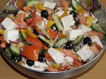 фото вкусного  греческого салата в тарелке