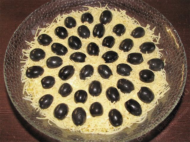 фото выложенных маслин по поверхности салата Подсолнух