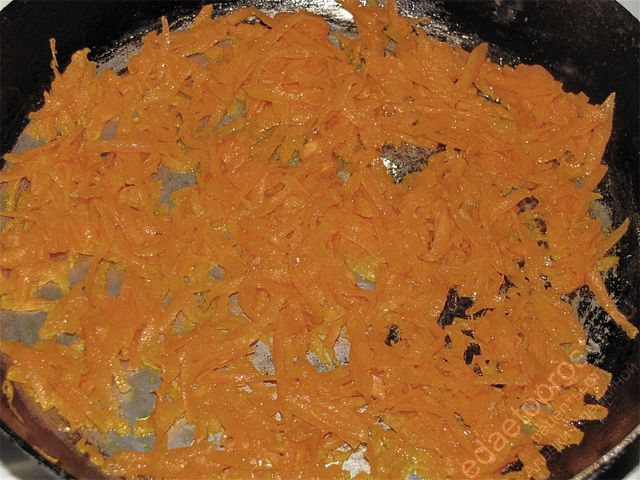 Обжарить подготовленную морковь до золотистого цвета