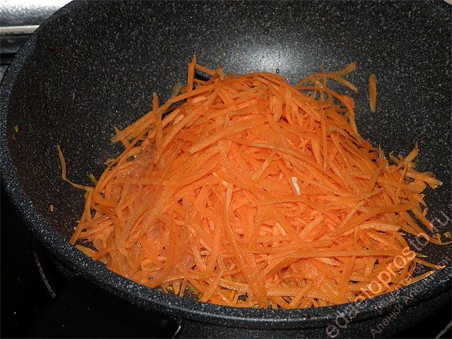 Морковь натереть на терке и обжарить на растительном масле