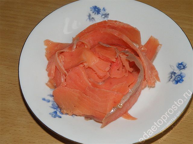 В каждую тарелочку надо настрогать 5 - 7 - 9 стружек сашими, фото приготовления