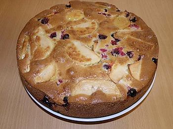 фото вкусного пирога Шарлотка на столе