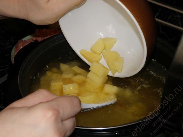 Положить в суп картофель