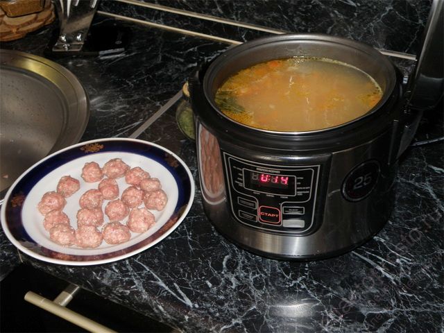 добавляем в суп фрикадельки, пошаговое фото приготовления