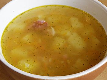 фото вкусного горохового супа с копченостями в миске