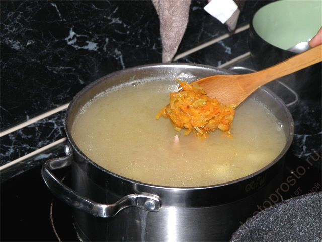 добавить готовые лук, морковь и соль