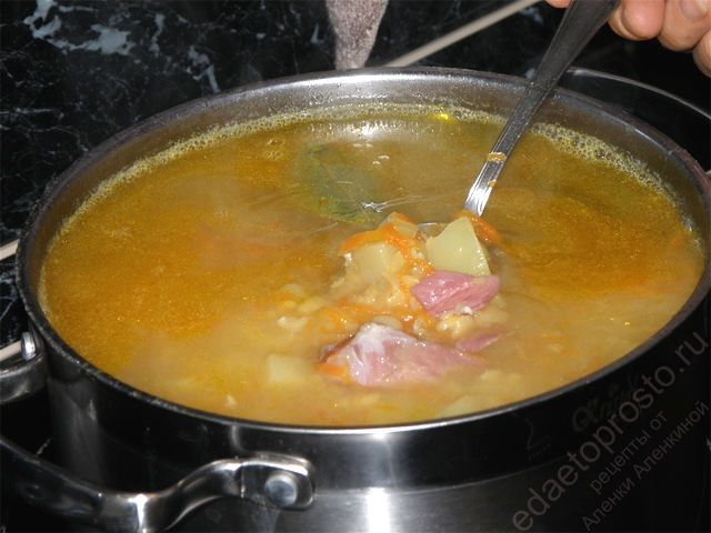 варим суп до полной готовности и картофеля и гороха, фото приготовления