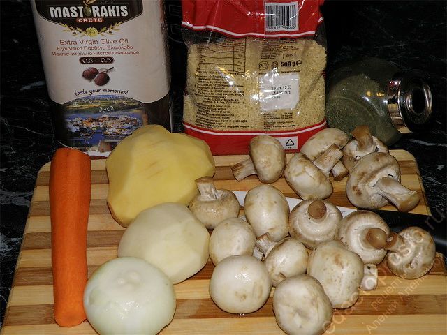 фото набора исходных продуктов для грибного супа из шампиньонов