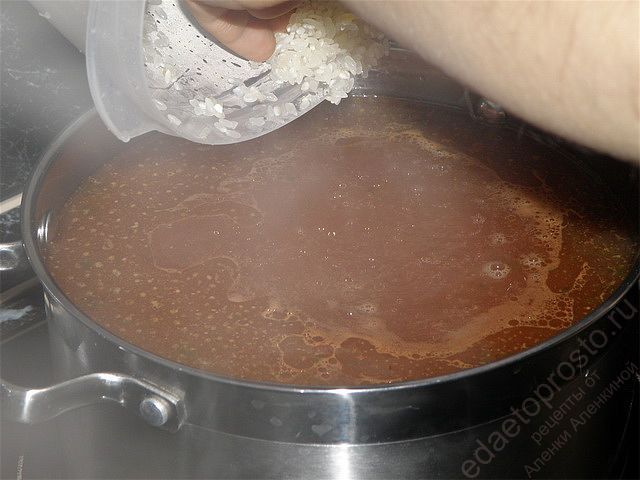 Рис промыть и добавить в бульон