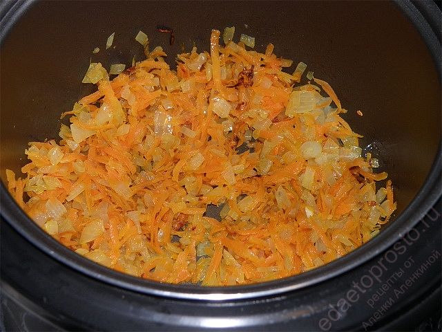 пассеруем лук и морковь на режиме жарка