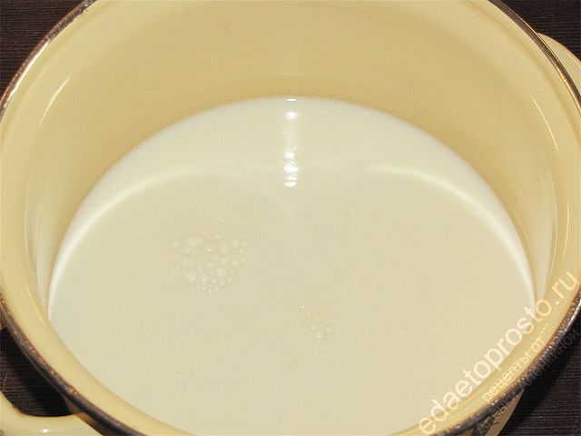Налить молоко в кастрюлю