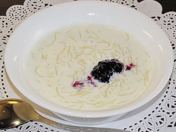 фото вкусного молочного супа с вермишелью и вареньем