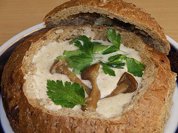 фото вкусного грибного супа-пюре в хлебном горшочке