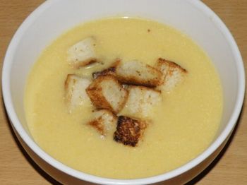 фото вкусного супа-пюре из кабачков в миске