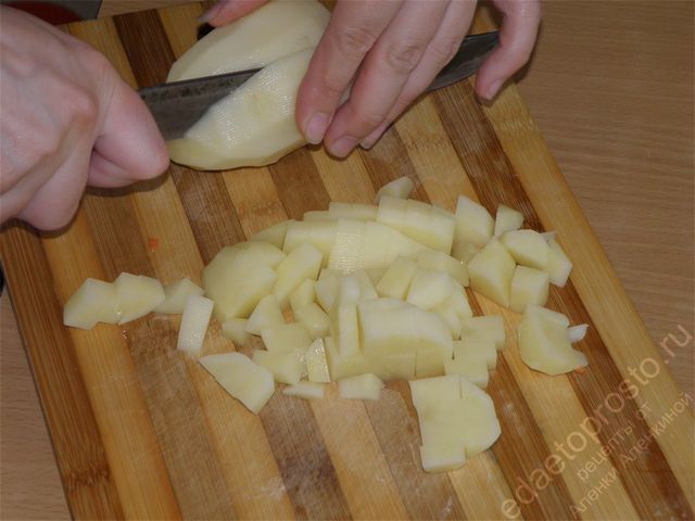 Картофель режем мелкими кубиками