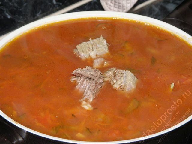 Положите в суп рассольник отварное мясо