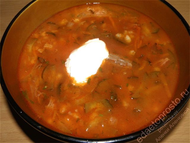 суп в миске со сметаной