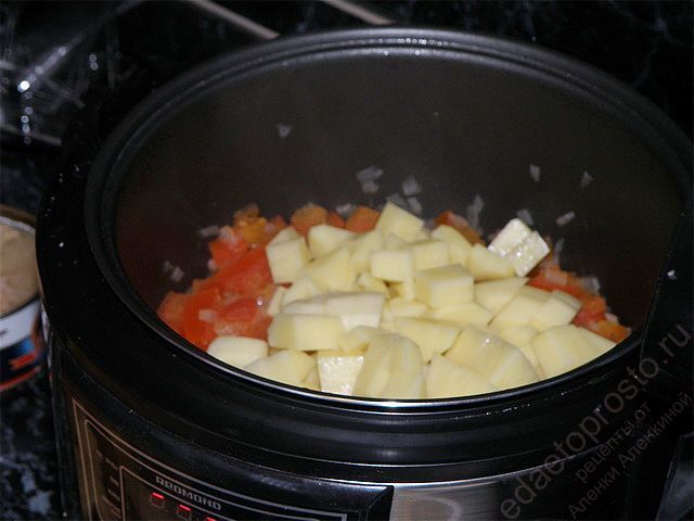 Добавить картофель к готовым пассерованным овощам