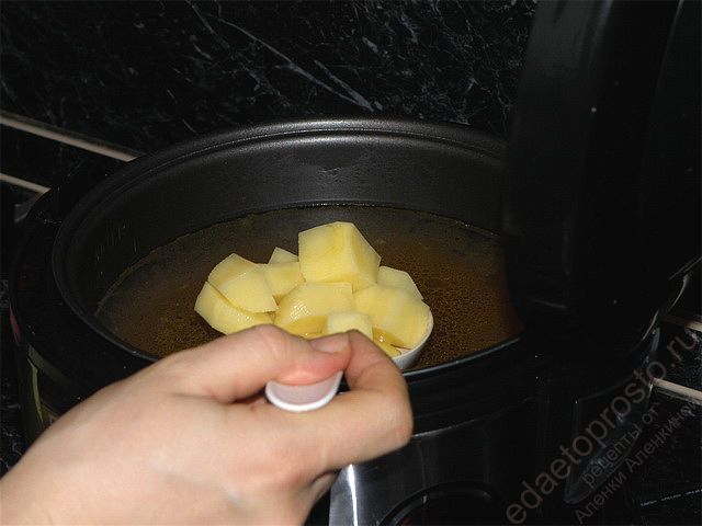В бульон для щей следует положить картофель