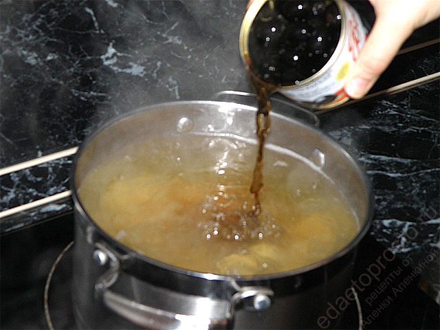 В говяжий бульон вылить сок из маслин