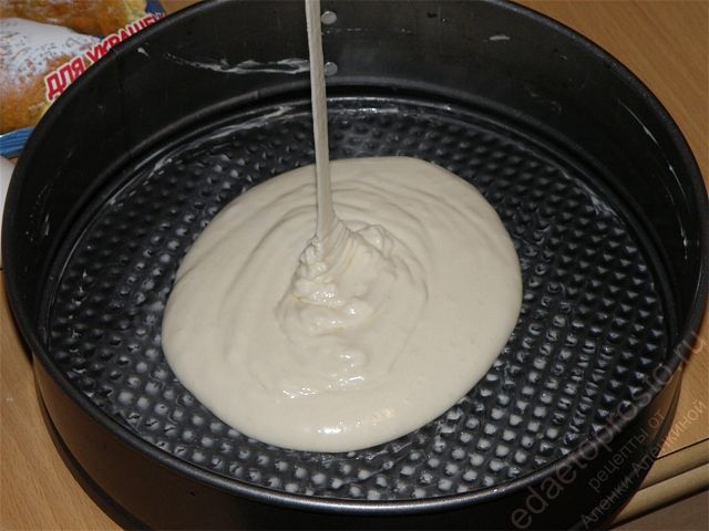 Вылить тесто в форму