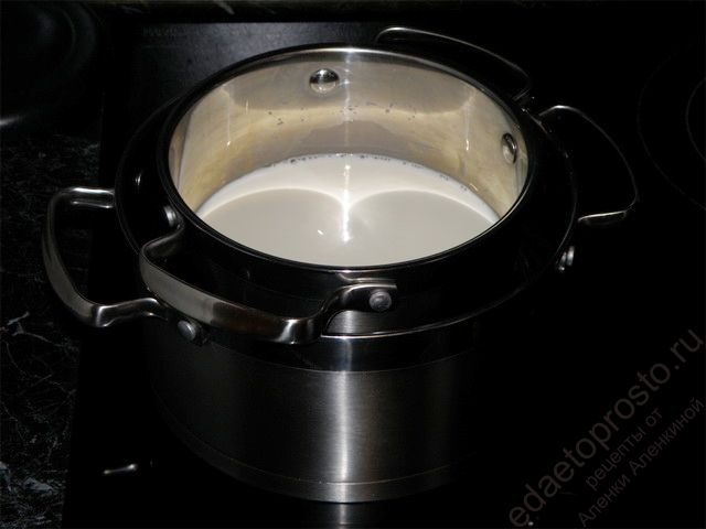 На водяной бане нагреть молоко