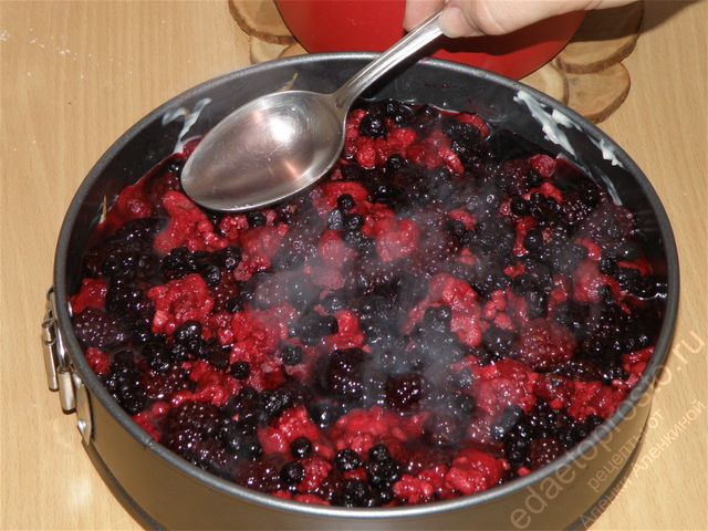Горячее желе равномерно распределить по поверхности ягод, фото приготовления тирольского пирога
