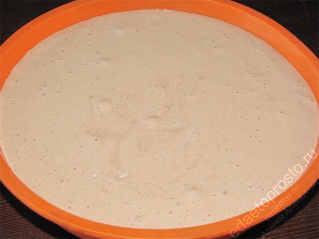 Вылить получившееся тесто в форму для выпекания. пошаговое фото приготовления торта Сникерс