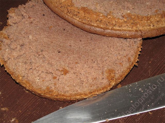 Разрезать корж поперек на две части. пошаговое фото приготовления торта Сникерс