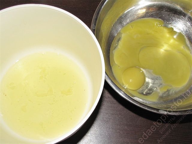 Для теста отделить желтки от белков. пошаговое фото приготовления торта Сникерс