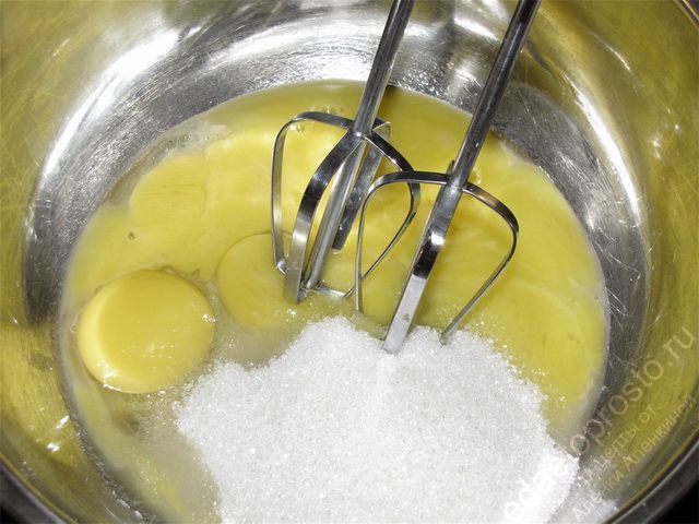 Добавить к желткам полстакана сахара. пошаговое фото приготовления торта Сникерс