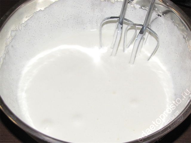 Взбить до образования густой белой массы. пошаговое фото приготовления торта Сникерс