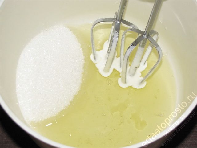 Добавить к белкам полстакана сахара