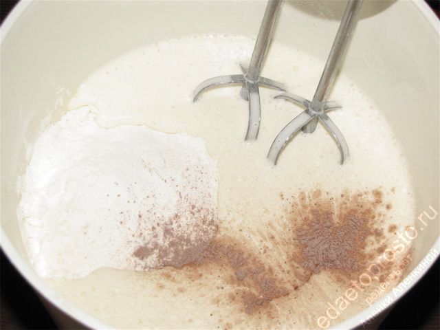 Соединить две взбитые массы и добавить разрыхлитель, муку и 2 ложки какао. пошаговое фото приготовления торта Сникерс
