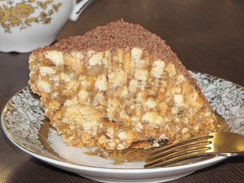 фото вкусного торта Муравейник со сгущенкой на блюдце