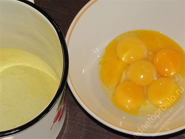 Для замеса разделить яйца на белки и желтки