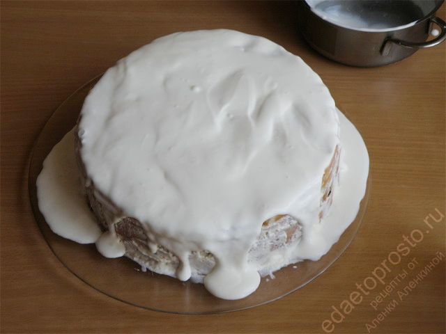 Остатками крема обмазываем торт