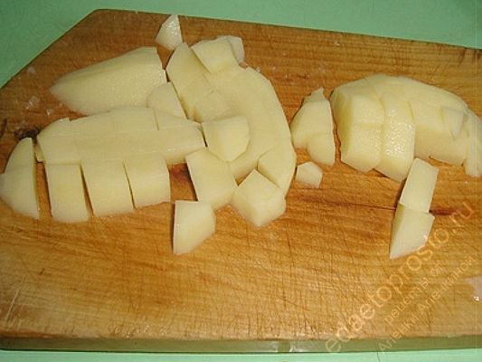 картошку режем мелкими кусочками