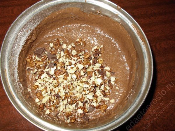 оставшуюся половину плитки шоколада и добавляем в тесто для брауни