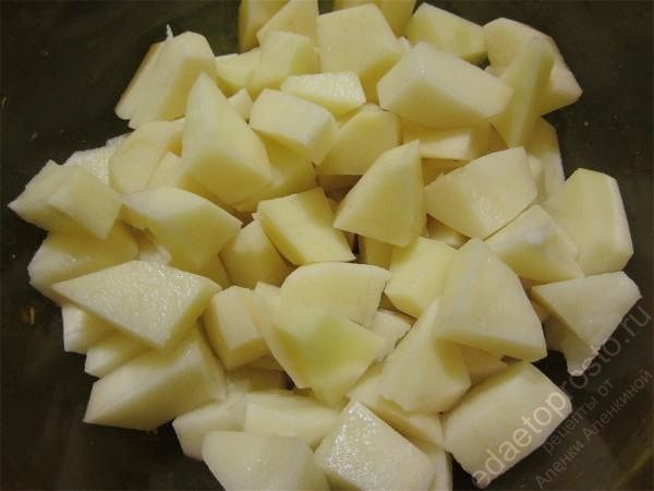 картофель порезать кубиками