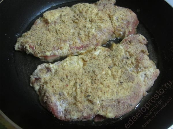 Запанированное мясо выложить на раскаленную сковороду