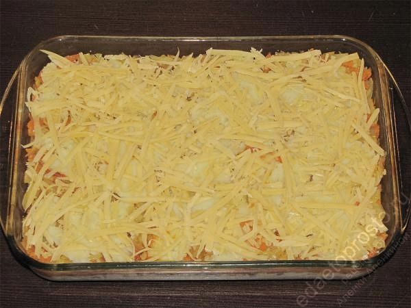 Равномерно распределить тертый сыр, фото приготовления картофельной запеканки с фаршем