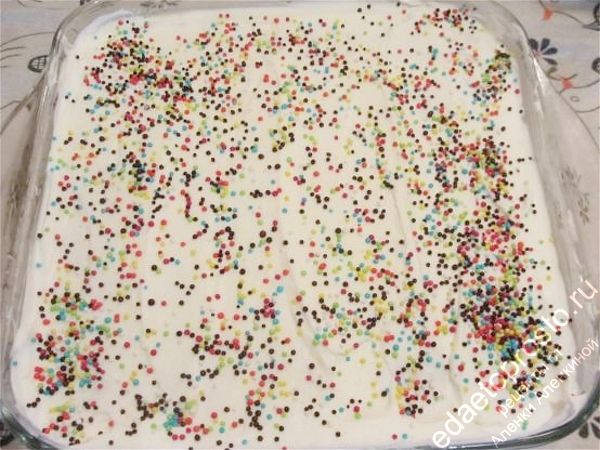 Для украшения десерта используем цветные посыпки, фото тирамису