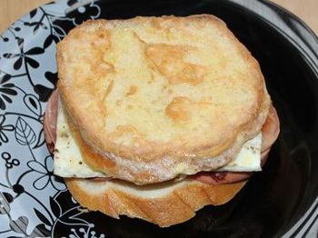 фото бутерброда приготовленного в духовке на тарелке