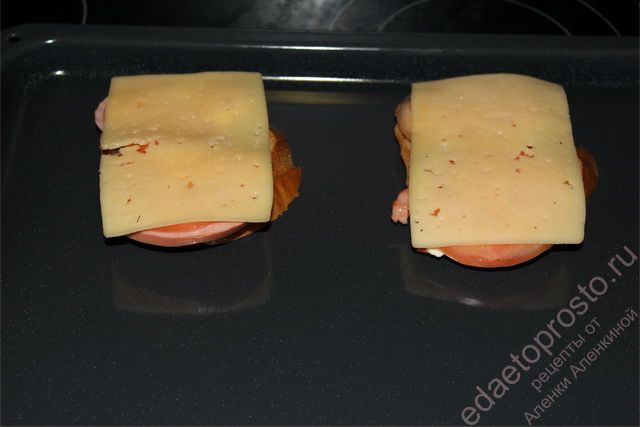 бутерброды следует готовить в нагретой духовке, фото  приготовления